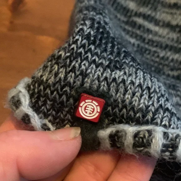 Element Toque - Picture 2 of 2